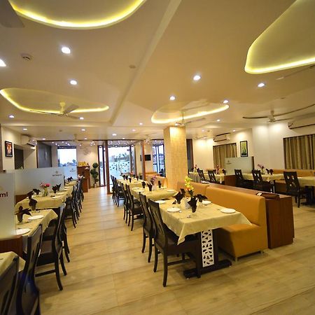 The Grand Imperial Hotel Morbi Kültér fotó