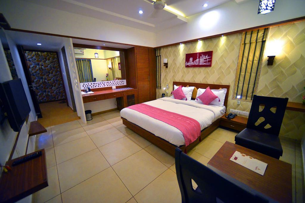 The Grand Imperial Hotel Morbi Kültér fotó