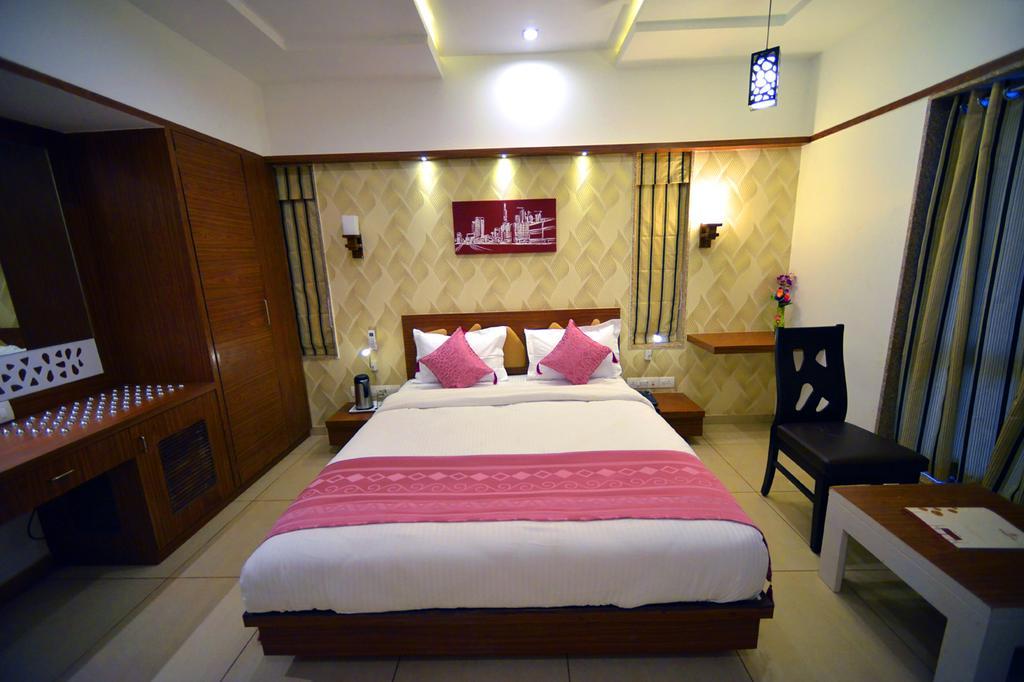 The Grand Imperial Hotel Morbi Kültér fotó
